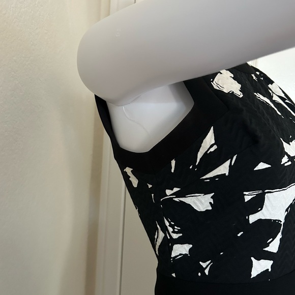 BANANA REPUBLIC Fit and Flare Dress in Black White Jacquard Short Sleeve - 0 - Picture 3 of 12